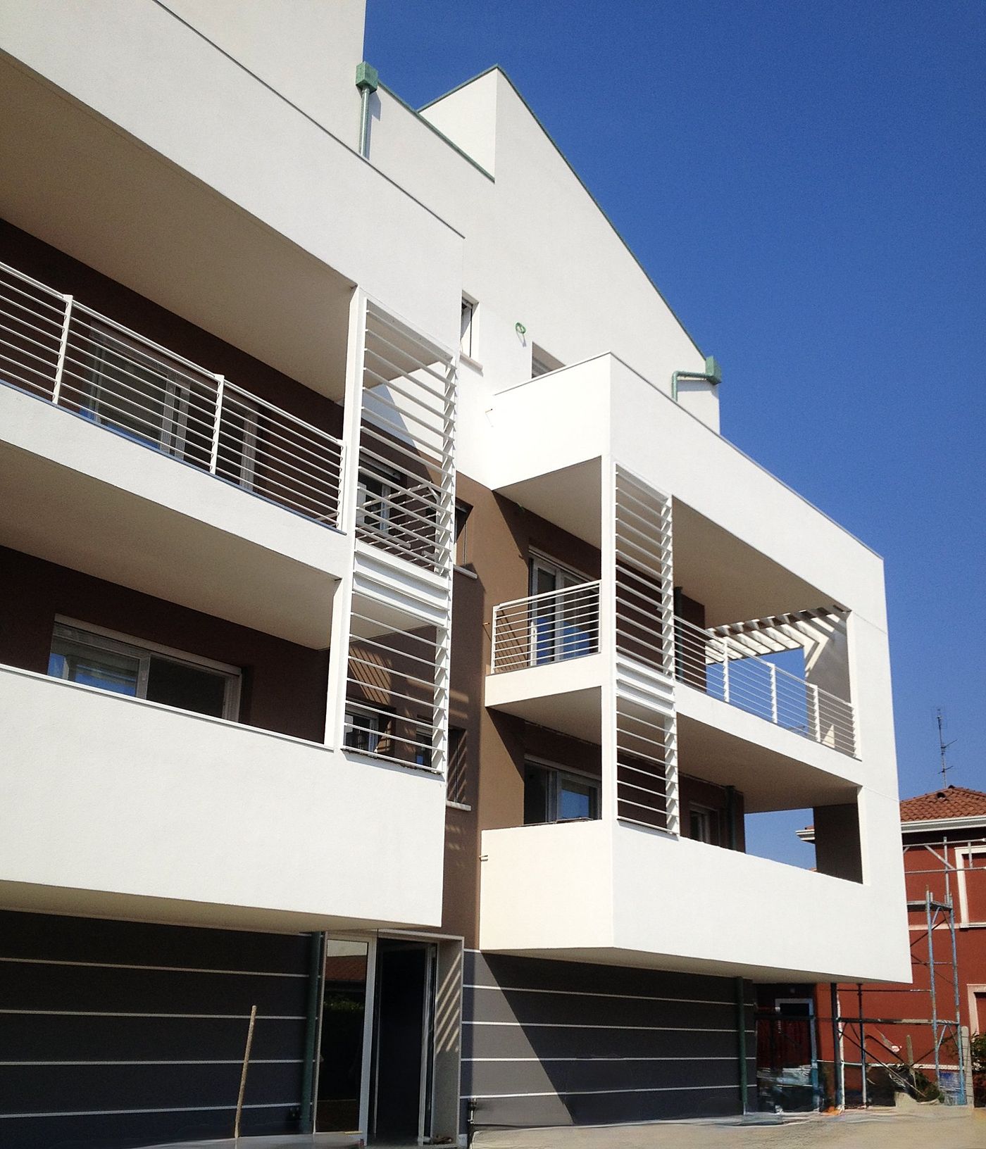 Condominio Biancon: il fronte a costruzione ultimata, con i frangisole e i garage