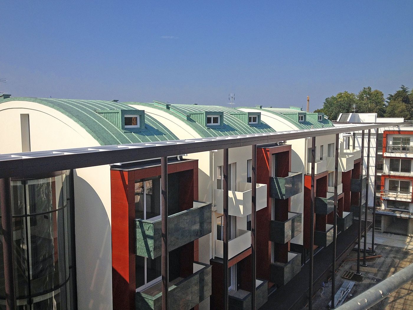 I ballatoi e la copertura curva verde del corpo residenziale