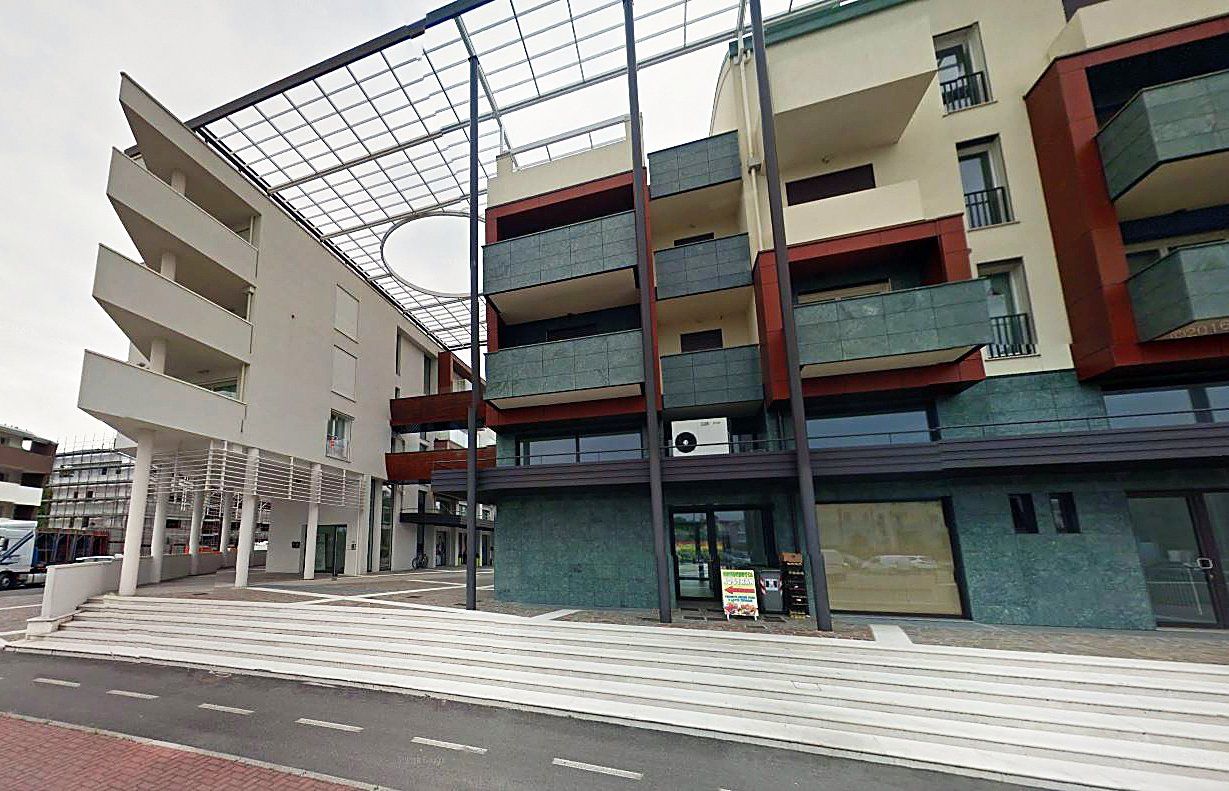 Il portico e la pensilina vetrata lungo la piazza
