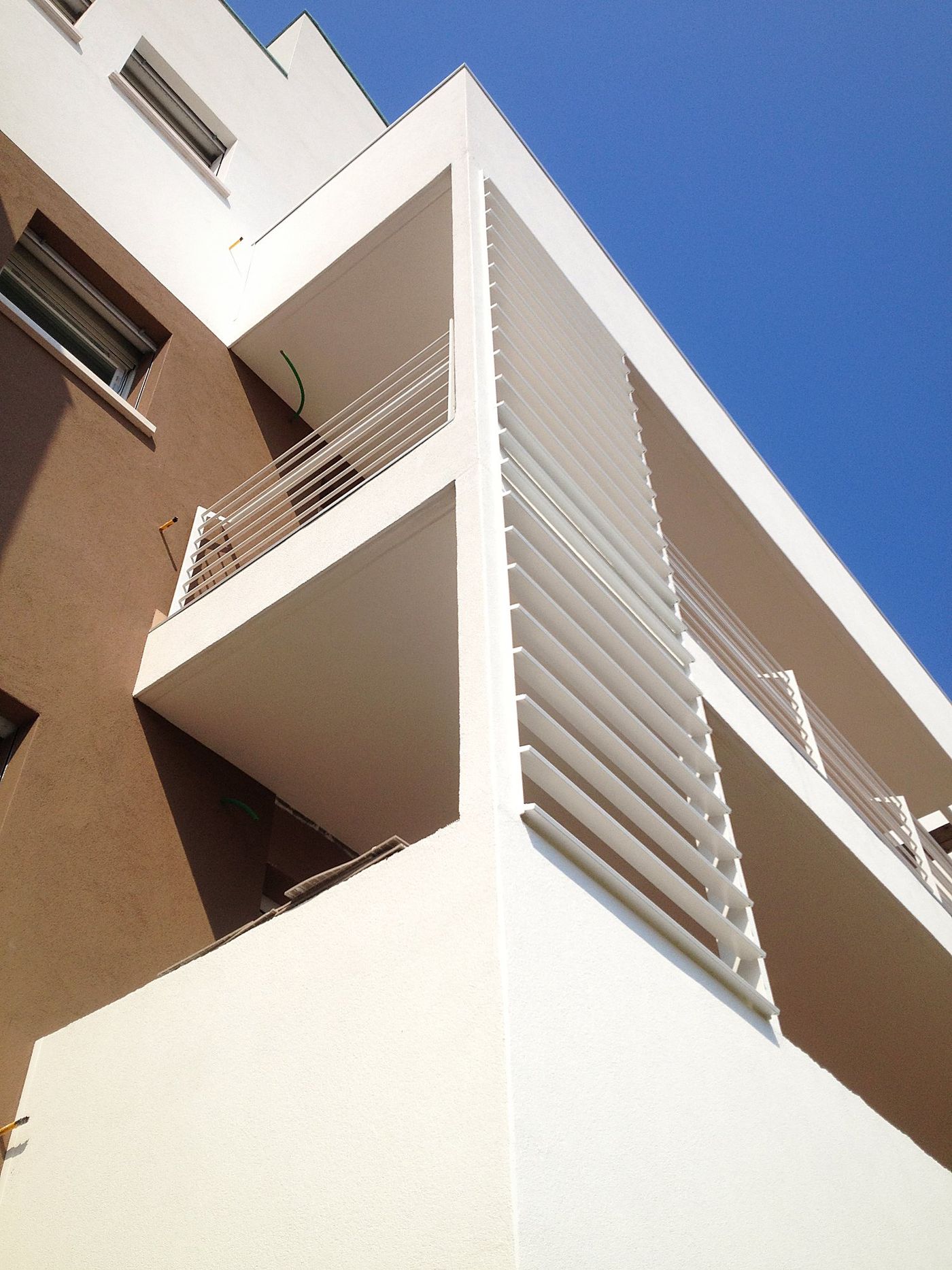 Condominio Biancon: il frangisole d'angolo visto dal basso